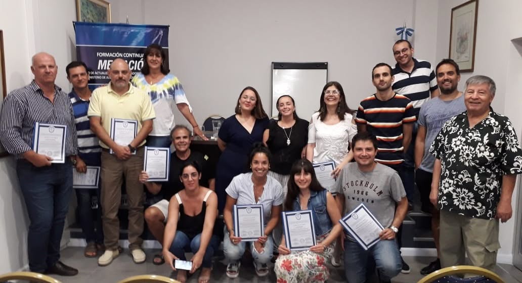 Grupo de participantes de Mediación Familiar con sus certificados, Paraná 2020